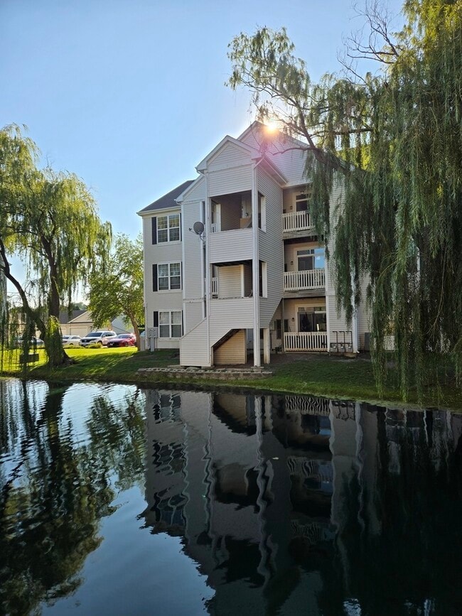 149 N Waters Edge Dr in Glendale Heights, IL - Building Photo - Building Photo