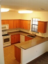 7452 Bristol Cir in Naples, FL - Foto de edificio - Building Photo