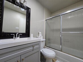 13562 Catalina Village Dr in Houston, TX - Building Photo - Building Photo