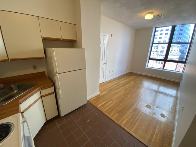 83 Essex St, Unit 5 in Boston, MA - Building Photo - Building Photo