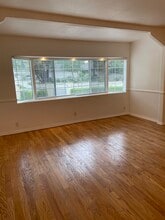 5358 Baza Ave in Woodland Hills, CA - Foto de edificio - Building Photo