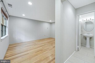 2004 Headlands Cir in Reston, VA - Building Photo