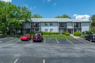 Willow Knolls Apartments in Peoria, IL - Foto de edificio - Building Photo