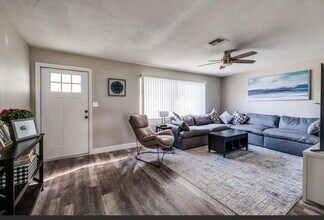 12993 89th Ave in Seminole, FL - Foto de edificio - Building Photo