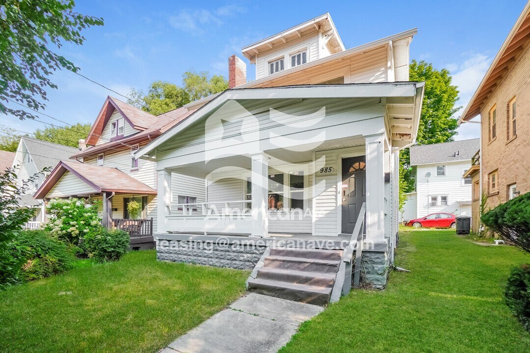 985 Delia Ave in Akron, OH - Building Photo