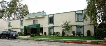 Collins Apartments in Tarzana, CA - Foto de edificio - Building Photo