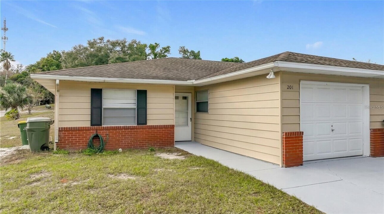 201 Fern Ct in Leesburg, FL - Building Photo