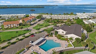 4852 Independence Dr, Unit 4852 in Bradenton, FL - Building Photo