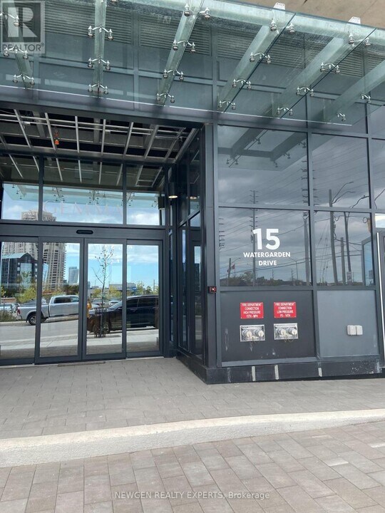 15 Watergarden Dr in Mississauga, ON - Building Photo