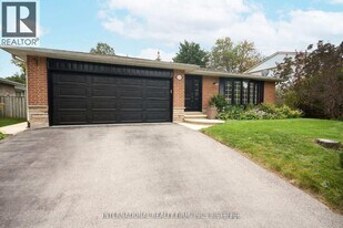 2292 Devon Rd in Oakville, ON - Building Photo