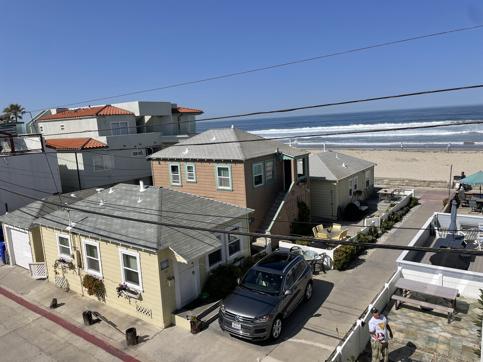 3829 Ocean Front Walk in San Diego, CA - Building Photo