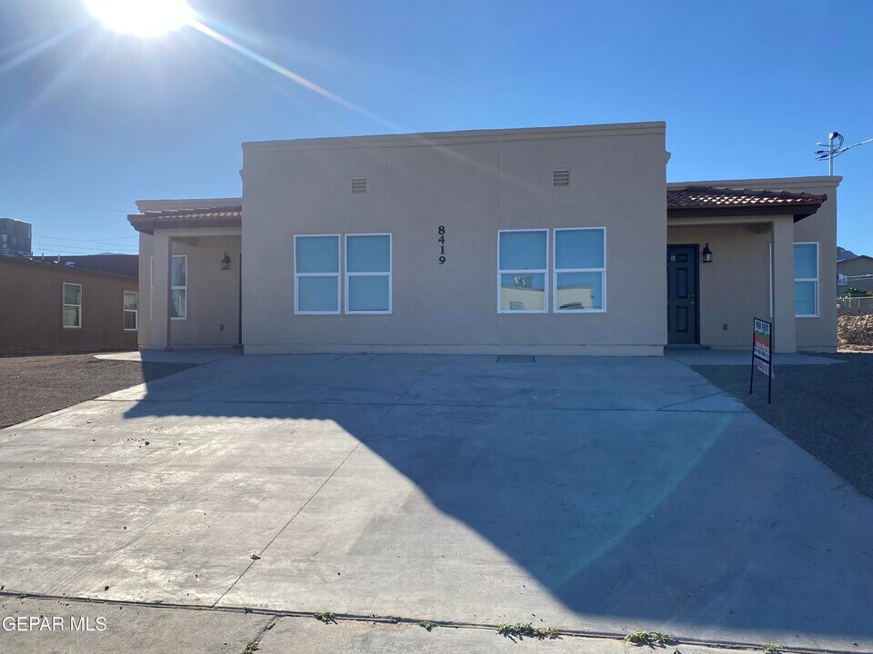 8419 Leo St in El Paso, TX - Building Photo