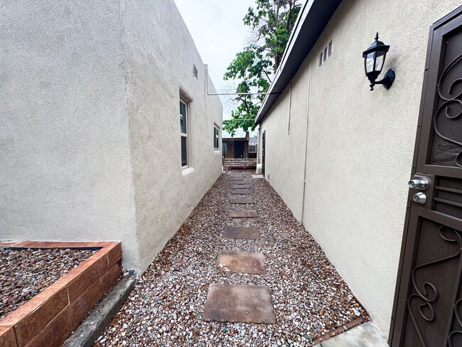 905 Palo Duro Ave NW in Albuquerque, NM - Foto de edificio - Building Photo