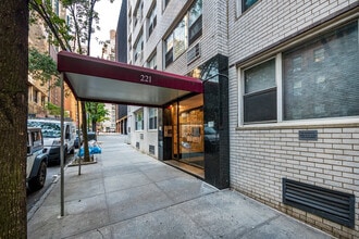 221 E 50th St in New York, NY - Foto de edificio - Building Photo