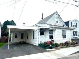 23 Rock St in Bristol, RI - Building Photo