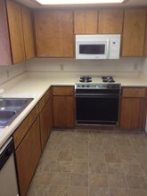 757 W Putnam Ave, Unit 4 in Porterville, CA - Foto de edificio - Building Photo