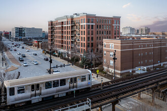 Old Town Village East Mid-Rise in Chicago, IL - Building Photo - Building Photo