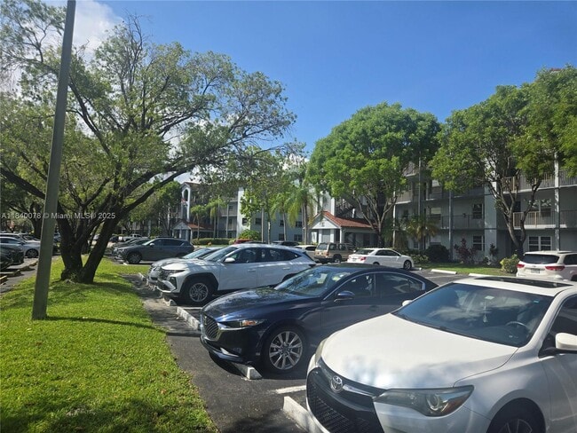 1201 SW 128th Terrace in Pembroke Pines, FL - Foto de edificio - Building Photo