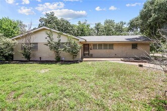305 W Brookside Dr in Bryan, TX - Foto de edificio - Building Photo