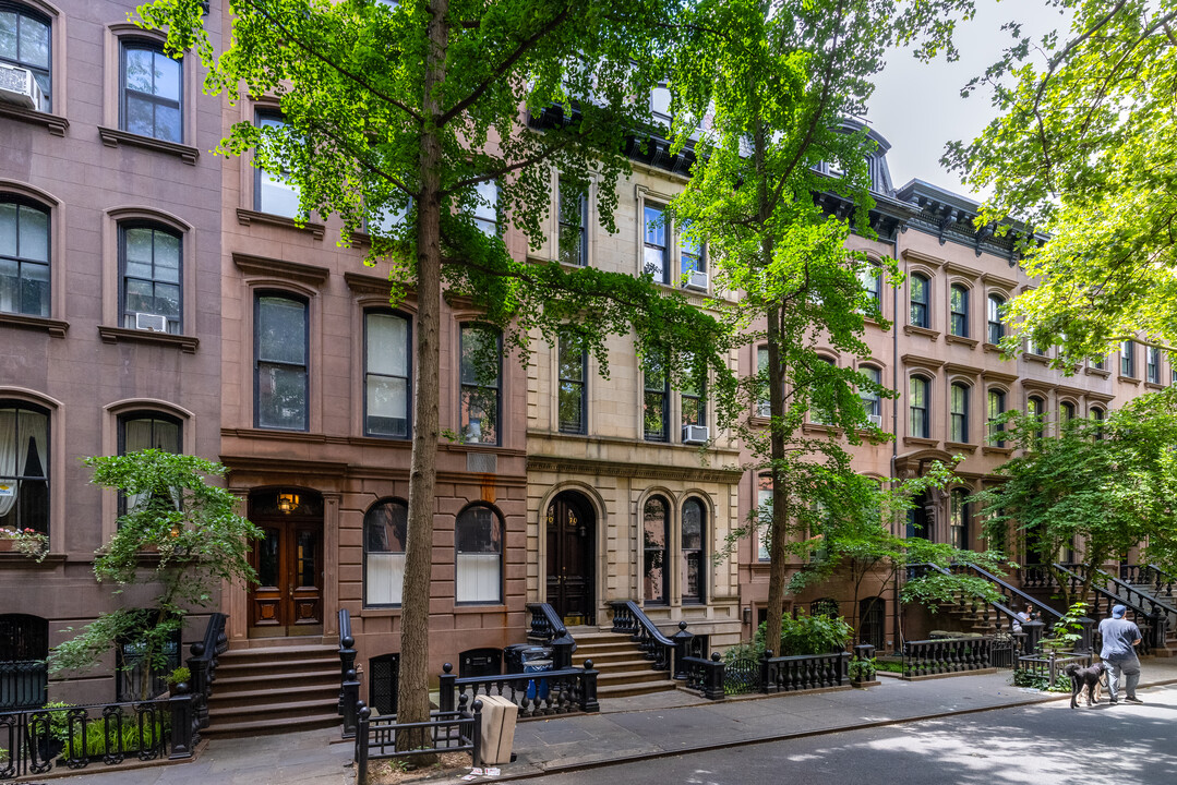 70 Perry St in New York, NY - Building Photo