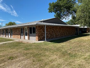 411 E Market St in Center, ND - Building Photo - Building Photo