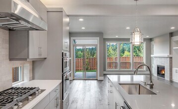 12423 NW Fernleaf Ln in Portland, OR - Building Photo - Building Photo