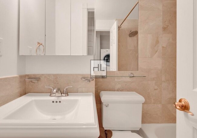 First Avenue, Unit 3 in New York, NY - Foto de edificio - Building Photo