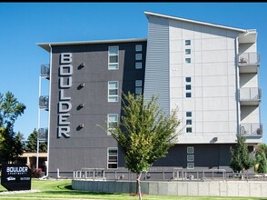 Boulder Apartments, LLC in Grand Forks, ND - Building Photo - Building Photo