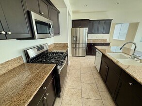2160 N Stokes Ct in Visalia, CA - Building Photo - Building Photo