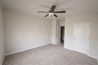 300 Low Bramble Dr in Hutto, TX - Building Photo - Building Photo