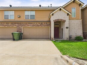 1812 W Villa Maria Rd in Bryan, TX - Foto de edificio - Building Photo