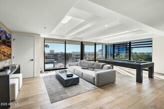 7147 E Rancho Vista Dr in Scottsdale, AZ - Foto de edificio - Building Photo