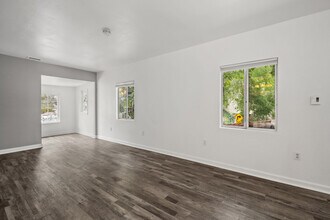 1628 N Beverly Glen Blvd in Los Angeles, CA - Foto de edificio - Building Photo