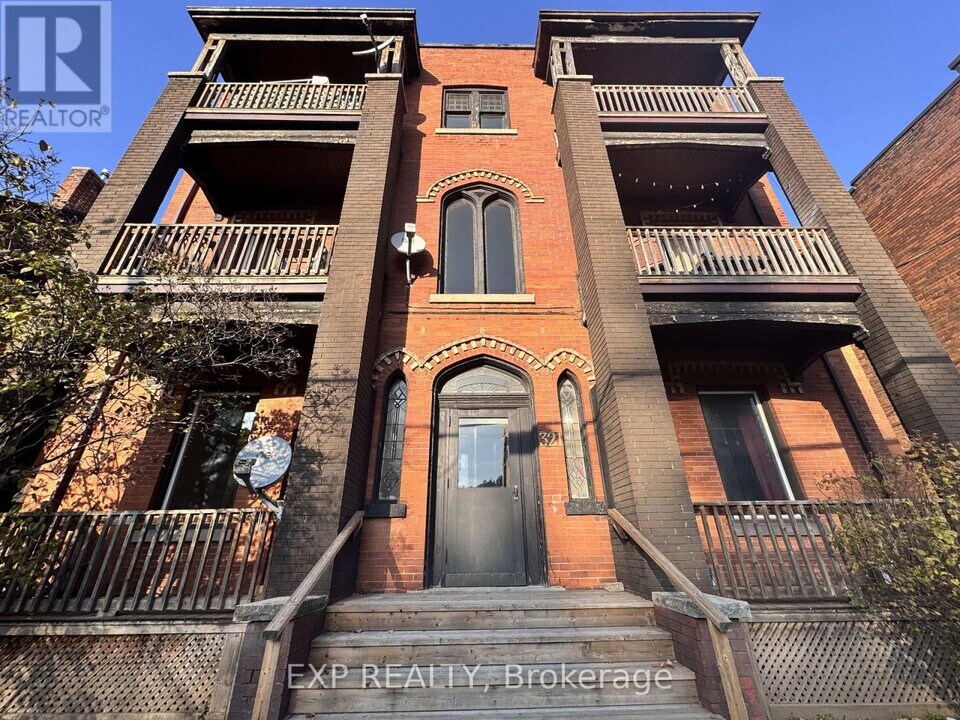 321 Hunter St E in Hamilton, ON - Building Photo