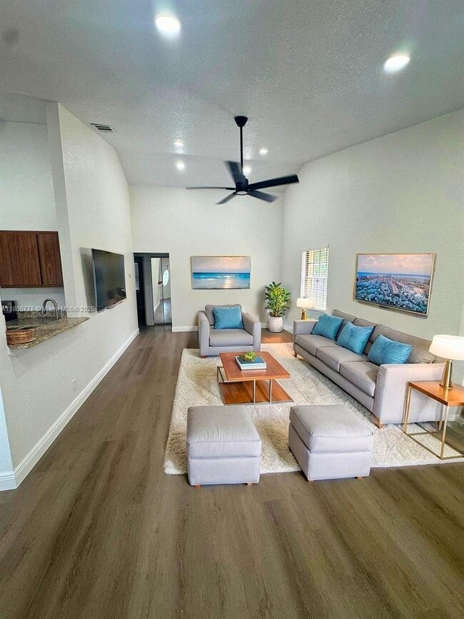 15948 E Wind Cir in Sunrise, FL - Foto de edificio - Building Photo