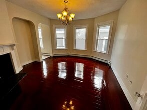 19 Banks St, Unit 2 in Somerville, MA - Foto de edificio - Building Photo