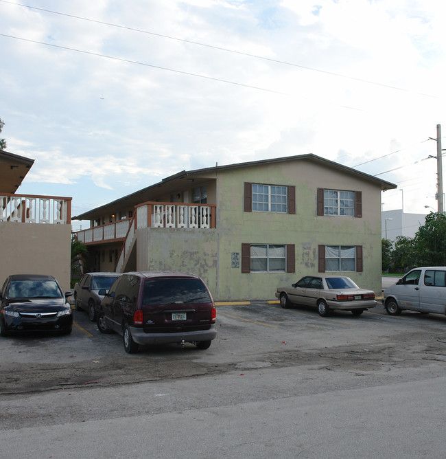 101-105 SE 26th St in Fort Lauderdale, FL - Building Photo - Building Photo