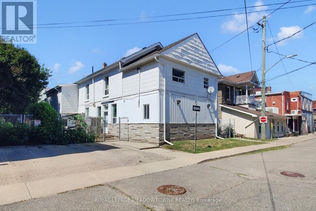 12 Wesleyan St in Halton Hills, ON - Building Photo - Building Photo