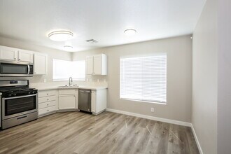 3227 W Verde Way in North Las Vegas, NV - Foto de edificio - Building Photo