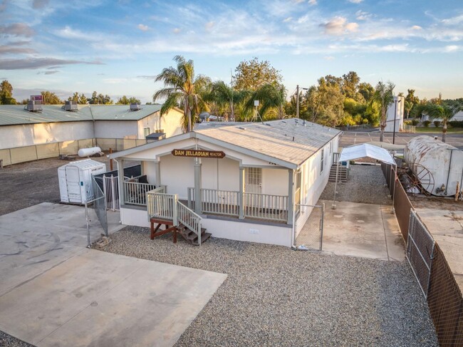 1941 N Academy Ave in Sanger, CA - Foto de edificio - Building Photo