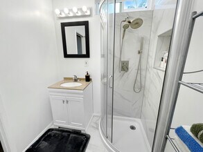 7302 Zelzah Ave in Los Angeles, CA - Building Photo - Building Photo