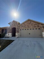 208 Yucca Dr in New Berlin, TX - Building Photo
