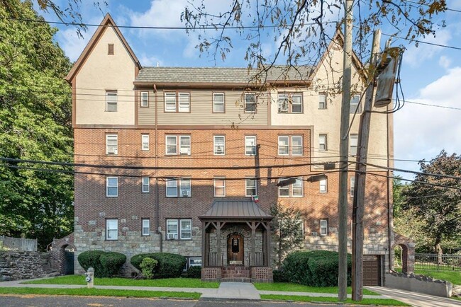 property at 10 Oakridge Pl