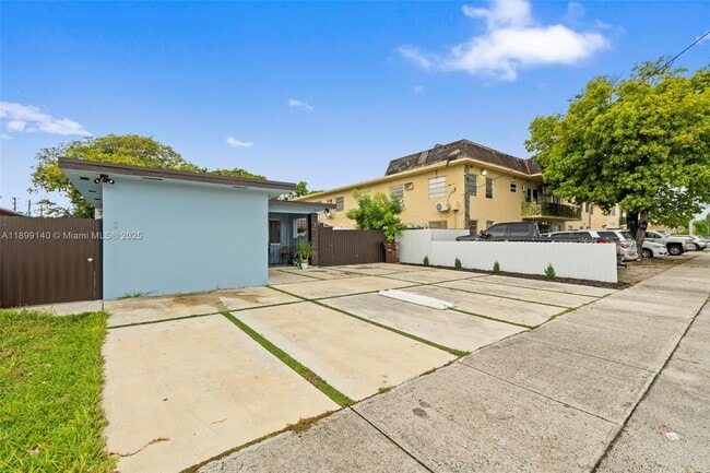 938 SE 12th St in Hialeah, FL - Foto de edificio - Building Photo