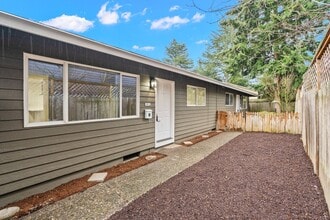 1912-1914-1914 SE Tacoma St in Portland, OR - Building Photo - Building Photo