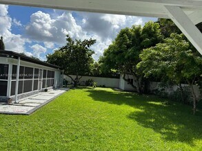 15534 SW 153rd St in Miami, FL - Foto de edificio - Building Photo