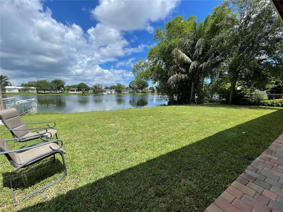 8201 NW 13th St in Pembroke Pines, FL - Building Photo