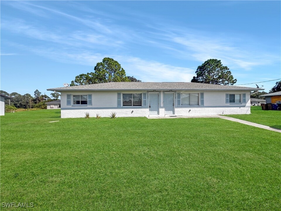 121 Gordon Ave S in Lehigh Acres, FL - Building Photo