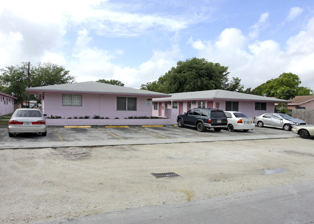 Terri Anne Apartments in North Miami, FL - Building Photo