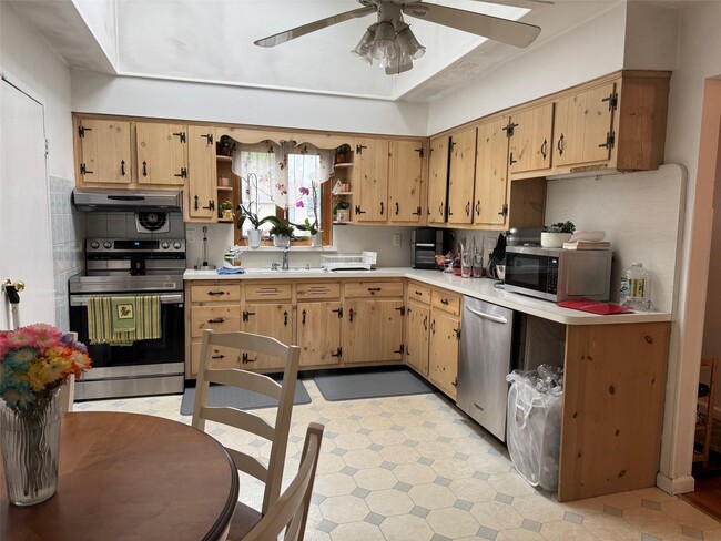 32 Brooklyn St in Deer Park, NY - Building Photo - Building Photo